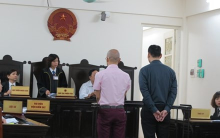 Deux étrangers condamnés pour contrebande de sept statues en or ảnh 1