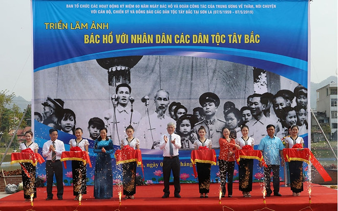 Exposition photographique "L’Oncle Hô avec le peuple multiethnique du Tay Bac" ảnh 1 Exposition photographique "L’Oncle Hô avec le peuple multiethnique du Tay Bac" ảnh 1