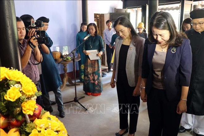 Vo Thi Anh Xuân visite la maison commémorative dédiée à Hô Chi Minh à Huê ảnh 1