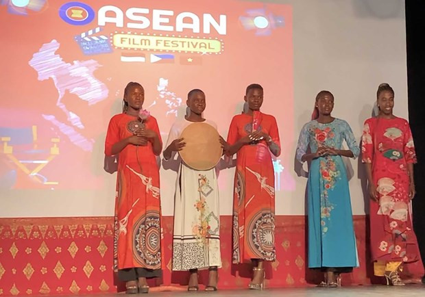 Échanges culturels célébrant le 55e anniversaire de la fondation de l'ASEAN ảnh 1 Échanges culturels célébrant le 55e anniversaire de la fondation de l'ASEAN ảnh 1