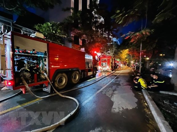 Le président décore à titre posthume trois policiers du feu décédés ảnh 1 Le président décore à titre posthume trois policiers du feu décédés ảnh 1