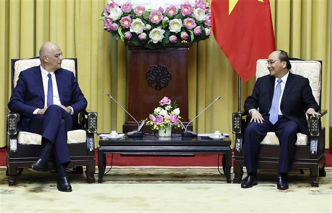 Le président Nguyên Xuân Phuc reçoit le ministre grec des Affaires étrangères ảnh 1 Le président Nguyên Xuân Phuc reçoit le ministre grec des Affaires étrangères ảnh 1