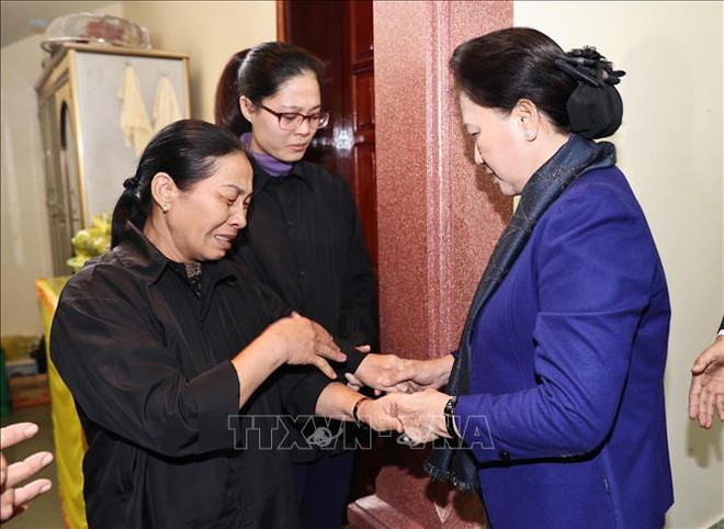 La présidente de l’AN rend visite aux familles de soldats morts lors des intempéries ảnh 1 La présidente de l’AN rend visite aux familles de soldats morts lors des intempéries ảnh 1