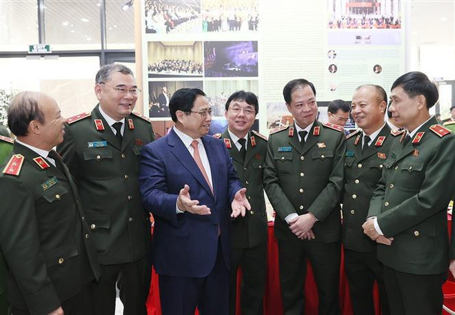 Le PM Pham Minh Chinh exhorte la force de sécurité publique populaire à relever les défis de sécurité et d’ordre ảnh 1