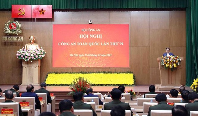 Le PM Pham Minh Chinh exhorte la force de sécurité publique populaire à relever les défis de sécurité et d’ordre ảnh 2