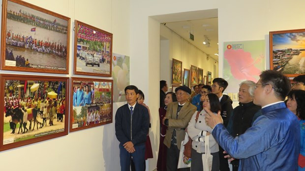Exposition de photos sur la culture de l'ASEAN à Thua Thiên-Huê ảnh 1 Exposition de photos sur la culture de l'ASEAN à Thua Thiên-Huê ảnh 1