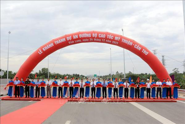 Le PM assiste aux cérémonies d'inauguration de quatre projets de transport importants ảnh 2 Le PM assiste aux cérémonies d'inauguration de quatre projets de transport importants ảnh 2