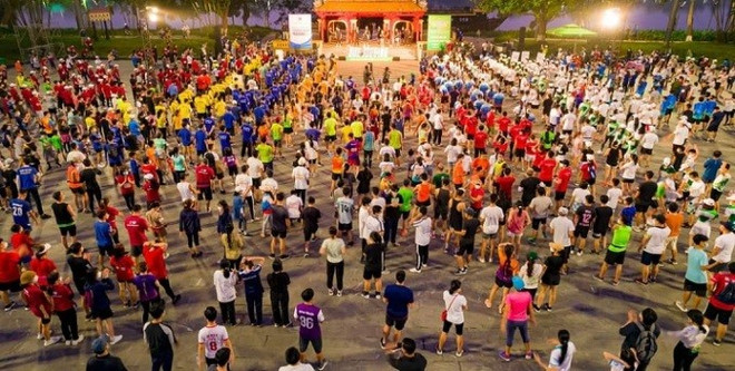 Huê: 3.000 personnes participent au jogging pour la santé publique ảnh 1 Huê: 3.000 personnes participent au jogging pour la santé publique ảnh 1