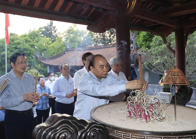 Le président Nguyen Xuan Phuc rendre hommage aux ancêtres légendaires des Vietnamiens ảnh 1 Le président Nguyen Xuan Phuc rendre hommage aux ancêtres légendaires des Vietnamiens ảnh 1