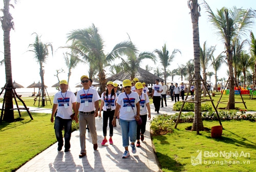 Une délégation de Famtrip du Laos explore le tourisme à Nghê An ảnh 1 Une délégation de Famtrip du Laos explore le tourisme à Nghê An ảnh 1