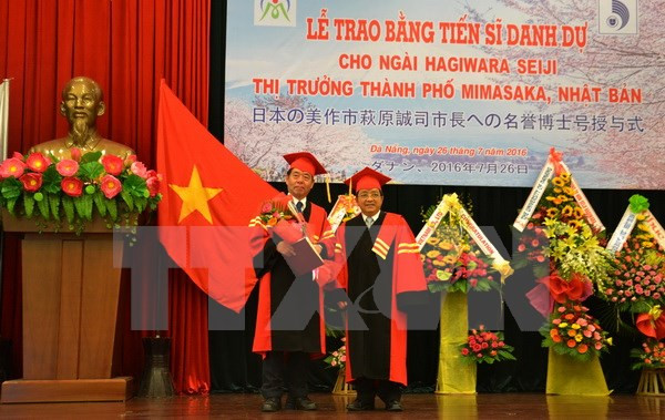 Remise du titre de docteur honoris causa au maire de la ville japonaise de Mimasaka ảnh 1 Remise du titre de docteur honoris causa au maire de la ville japonaise de Mimasaka ảnh 1