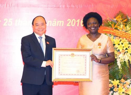 Remise de l’Ordre de l’amitié à Victoria Kwakwa ảnh 1 Remise de l’Ordre de l’amitié à Victoria Kwakwa ảnh 1