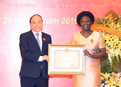 Remise de l’Ordre de l’amitié à Victoria Kwakwa ảnh 1
