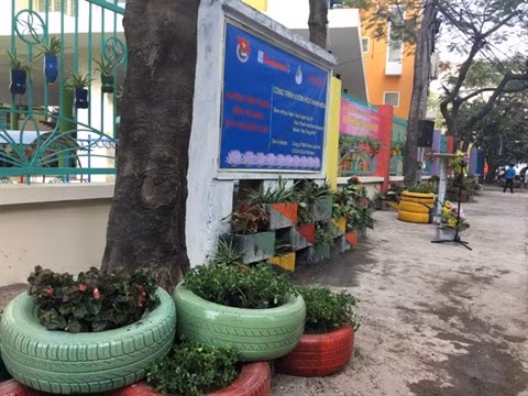 À Hanoi, des dépotoirs transformés en jardinets de fleurs ảnh 2