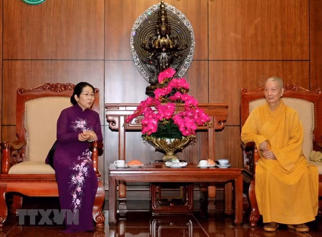 Les dirigeants de HCM-Ville saluent l'anniversaire de Bouddha ảnh 1