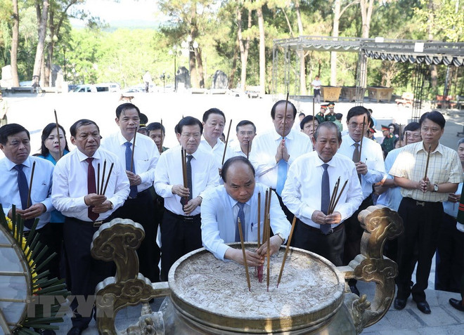 Le Premier ministre Nguyen Xuan Phuc rend hommage aux Morts pour la Patrie ảnh 1 Le Premier ministre Nguyen Xuan Phuc rend hommage aux Morts pour la Patrie ảnh 1
