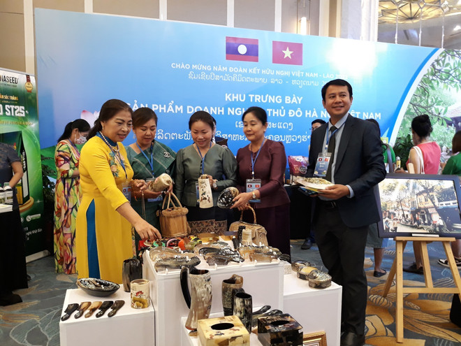 Ouverture d'un espace d'exposition de photos et de présentation de produits Hanoï – Vientiane ảnh 1 Ouverture d'un espace d'exposition de photos et de présentation de produits Hanoï – Vientiane ảnh 1