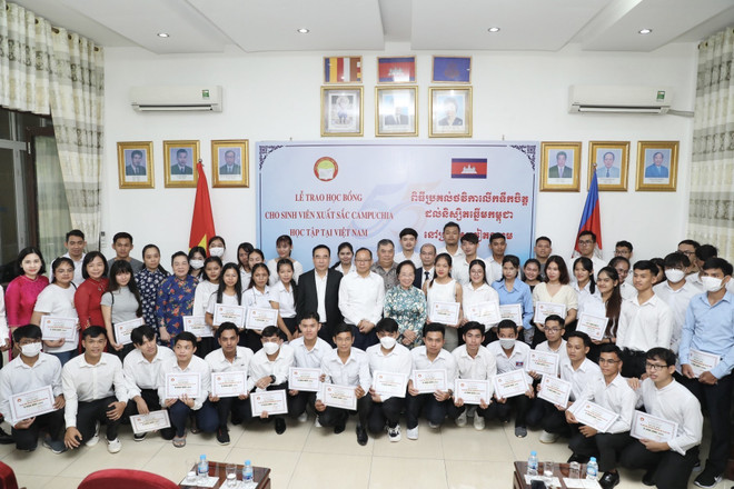 Remise de bourses d'études à des étudiants cambodgiens au Vietnam ảnh 1 Remise de bourses d'études à des étudiants cambodgiens au Vietnam ảnh 1