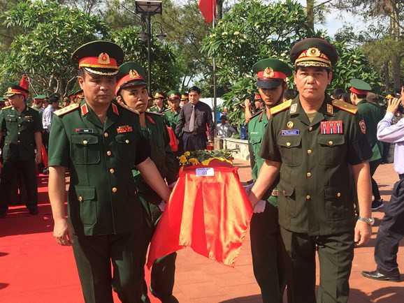 Nghe An : inhumation des restes de volontaires tombés au Laos ảnh 1 Nghe An : inhumation des restes de volontaires tombés au Laos ảnh 1