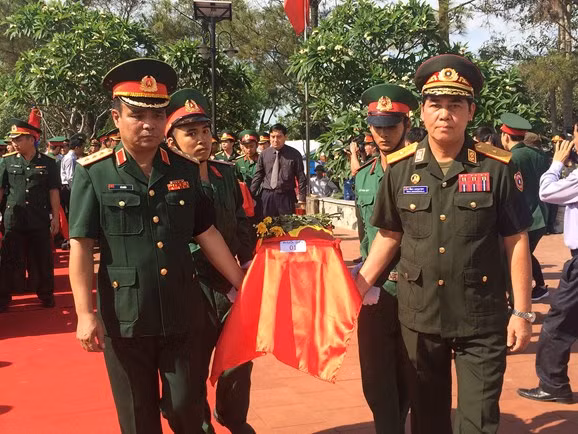 Nghe An : inhumation des restes de volontaires tombés au Laos ảnh 1