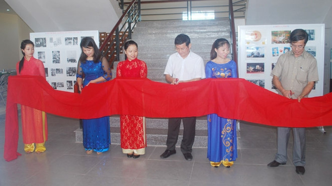 Présentation de livres et des journaux sur l’insurrection générale d'août 1945 ảnh 1