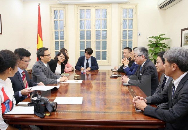 Le vice-PM Vu Duc Dam reçoit le président du quotidien japonais Asahi Shimbun ảnh 1 Le vice-PM Vu Duc Dam reçoit le président du quotidien japonais Asahi Shimbun ảnh 1