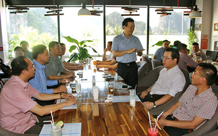 À Quang Ninh, dirigeants et entrepreneurs autour d’une tasse de café ảnh 1 À Quang Ninh, dirigeants et entrepreneurs autour d’une tasse de café ảnh 1