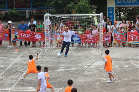 L’entraîneur Park Hang Seo dribble avec des enfants défavorisés de Hà Giang ảnh 1 L’entraîneur Park Hang Seo dribble avec des enfants défavorisés de Hà Giang ảnh 1