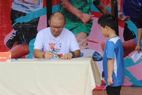 L’entraîneur Park Hang Seo dribble avec des enfants défavorisés de Hà Giang ảnh 2 L’entraîneur Park Hang Seo dribble avec des enfants défavorisés de Hà Giang ảnh 2