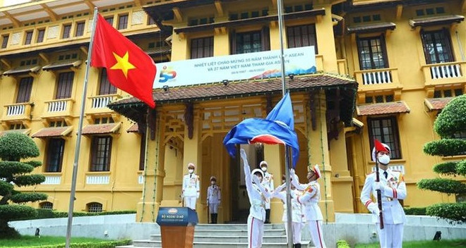 Cérémonie de levée du drapeau marquant le 55e anniversaire de l'ASEAN ảnh 1 Cérémonie de levée du drapeau marquant le 55e anniversaire de l'ASEAN ảnh 1