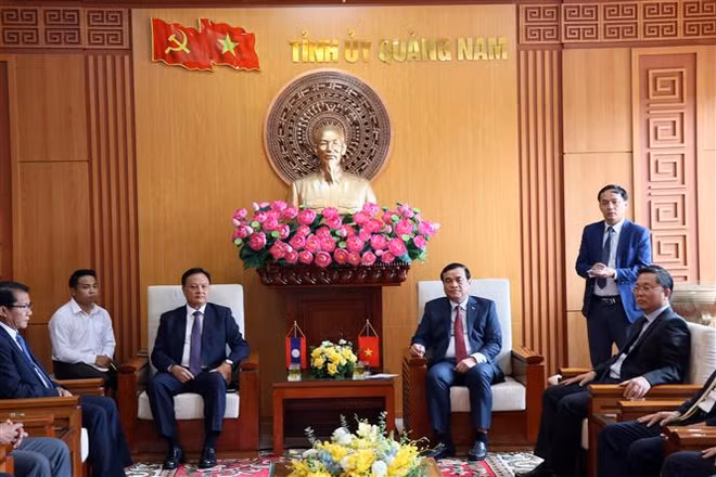 Quang Nam et Savannakhet (Laos) renforcent leur coopération ảnh 1