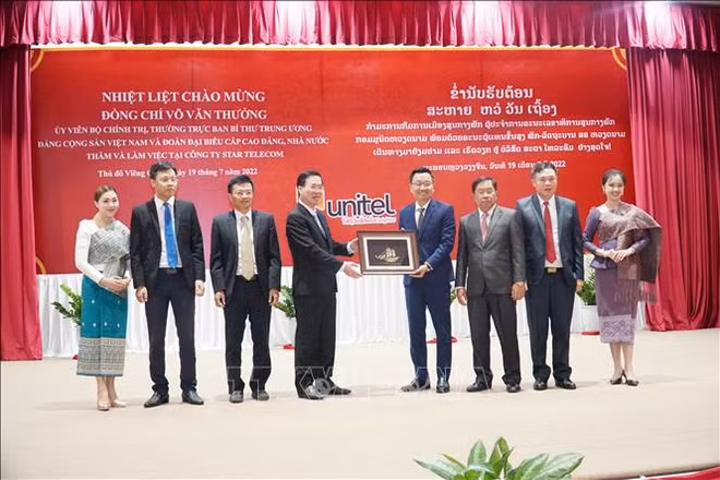 Vo Van Thuong visite le joint-venture de télécommunications Vietnam-Laos ảnh 1