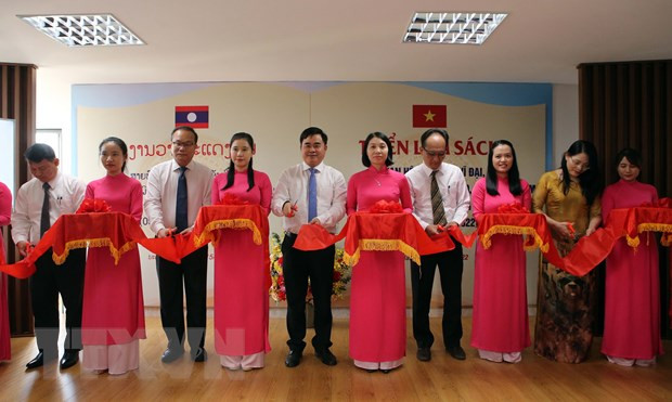 Ouverture de l'exposition de livres sur la grande amitié Vietnam-Laos à Da Nang ảnh 1 Ouverture de l'exposition de livres sur la grande amitié Vietnam-Laos à Da Nang ảnh 1