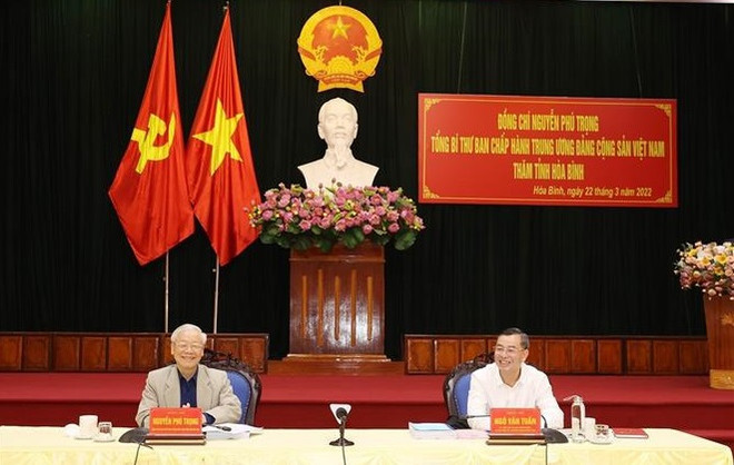 Le secrétaire général du Parti travaille avec les autorités de la province de Hoa Binh ảnh 1 Le secrétaire général du Parti travaille avec les autorités de la province de Hoa Binh ảnh 1