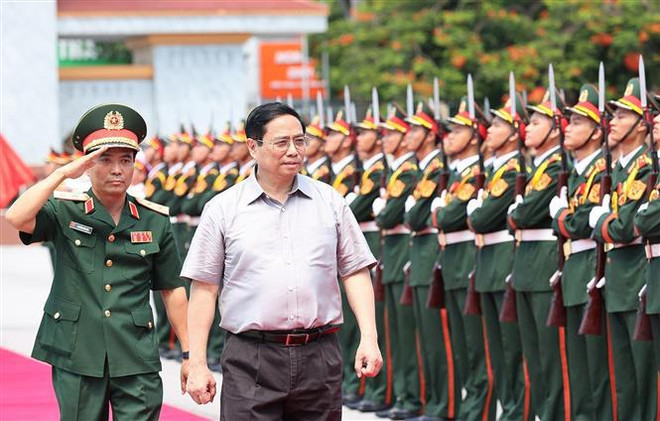 Le Premier ministre en tournée à la Région militaire 4 ảnh 1 Le Premier ministre en tournée à la Région militaire 4 ảnh 1