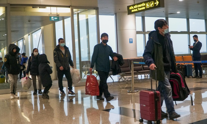 Deuxième vol de rapatriement de Vietnamiens évacués de l’Ukraine a atterri à Hanoï ảnh 1 Deuxième vol de rapatriement de Vietnamiens évacués de l’Ukraine a atterri à Hanoï ảnh 1