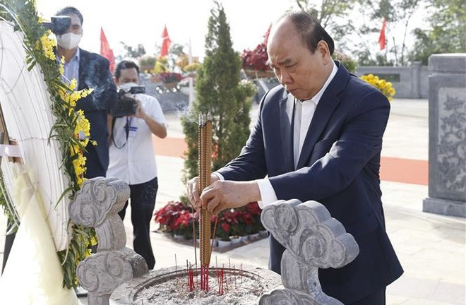 Le président Nguyen Xuan Phuc rend hommage au nationaliste Huynh Thuc Khang ảnh 2