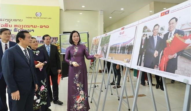 Exposition de photos "Relations Vietnam - Laos : éternelles et en développement" ảnh 2 Exposition de photos "Relations Vietnam - Laos : éternelles et en développement" ảnh 2