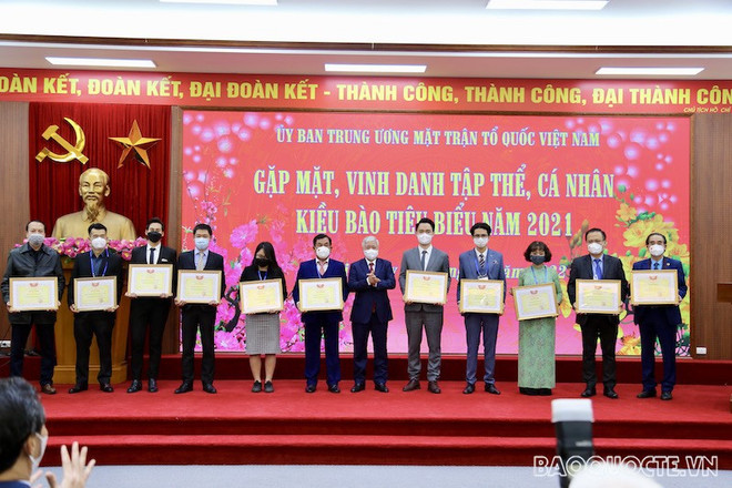 Des Viet kieu ayant d’importantes contributions à la prévention du COVID-19 à l’honneur ảnh 1 Des Viet kieu ayant d’importantes contributions à la prévention du COVID-19 à l’honneur ảnh 1