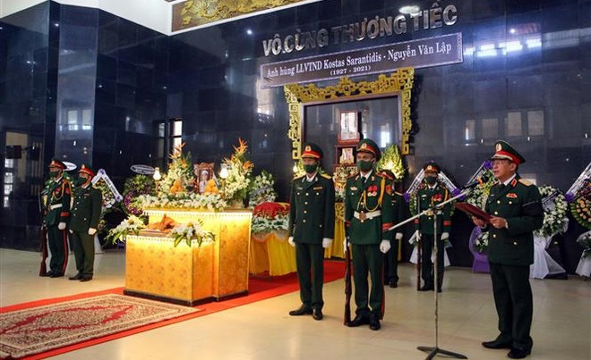 Inhumation des restes du Héros des Forces armées populaires Nguyên Van Lâp Kostas Sarantidis ảnh 2 Inhumation des restes du Héros des Forces armées populaires Nguyên Van Lâp Kostas Sarantidis ảnh 2