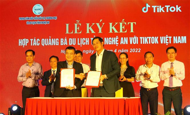 Semaine de promotion du tourisme maritime et des spécialités Nghe An 2022 ảnh 1 Semaine de promotion du tourisme maritime et des spécialités Nghe An 2022 ảnh 1