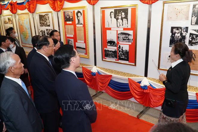 Vernissage d’une exposition sur les relations Vietnam-Laos à Vientiane ảnh 1 Vernissage d’une exposition sur les relations Vietnam-Laos à Vientiane ảnh 1