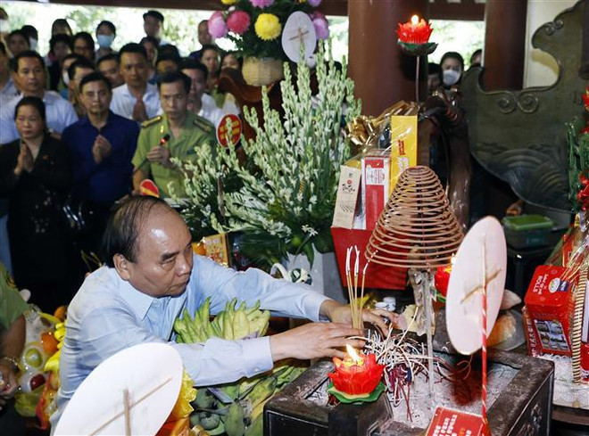 Le président Nguyên Xuân Phuc rend hommage au Président Hô Chi Minh ảnh 1 Le président Nguyên Xuân Phuc rend hommage au Président Hô Chi Minh ảnh 1