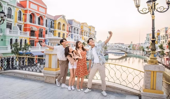 Les gens voyageront beaucoup à l'occasion des congés du 30 avril-1er mai ảnh 2
