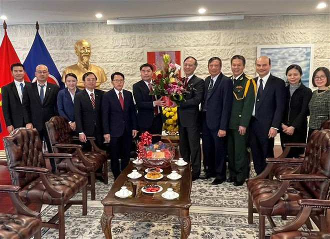 Les ambassades du Laos dans plusieurs pays félicitent la Fête nationale du Vietnam ảnh 1 Les ambassades du Laos dans plusieurs pays félicitent la Fête nationale du Vietnam ảnh 1