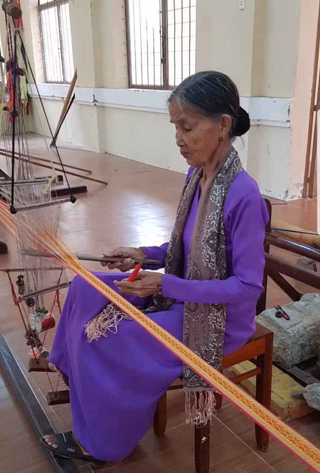 Vàng Thi Thang, une tisseuse talentueuse de Ninh Thuân ảnh 1