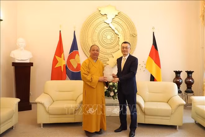 Une délégation de la Sangha bouddhiste du Vietnam en visite de travail en Allemagne ảnh 2