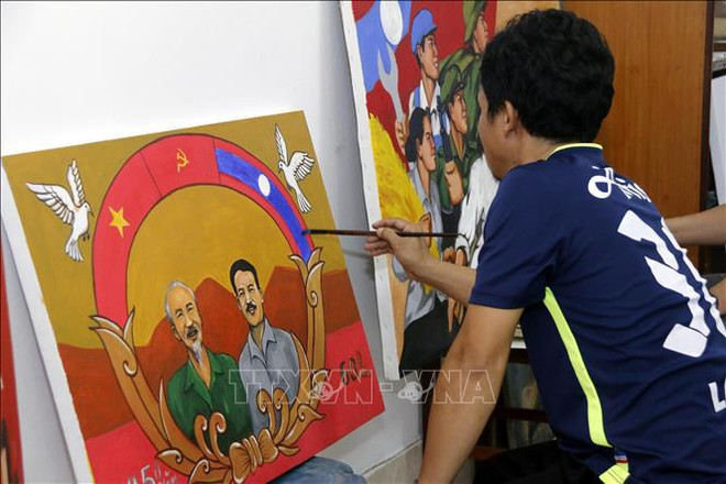 Le camp des sculptures et des affiches sur les relations Vietnam-Laos ảnh 1