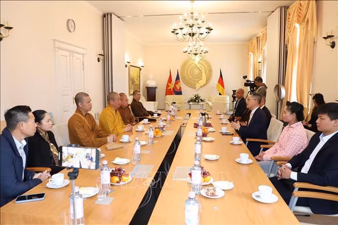 Une délégation de la Sangha bouddhiste du Vietnam en visite de travail en Allemagne ảnh 1