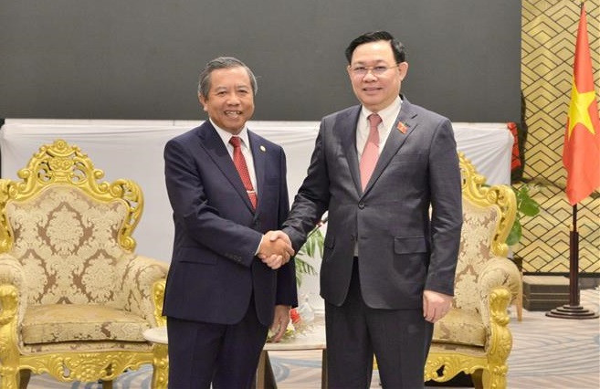 Vuong Dinh Hue rencontre le ministre lao des Télécommunications et de la Communication ảnh 1 Vuong Dinh Hue rencontre le ministre lao des Télécommunications et de la Communication ảnh 1